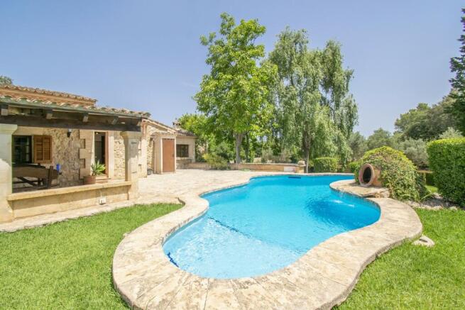 BEAUTIFUL VILLA WITH HOLIDAY RENTAL LICENSE FOR SALE IN POLLENSA