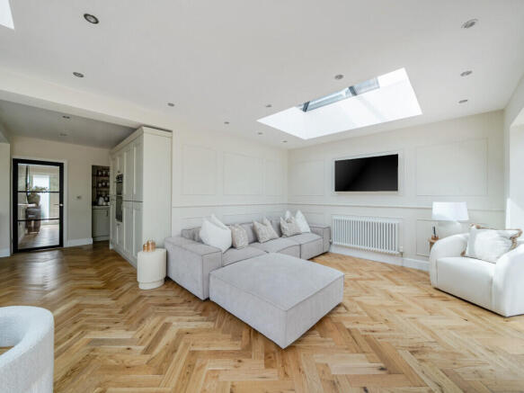 5 bed Detached for sale Image 9