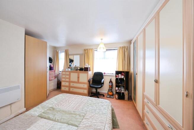 4 bed Semi-Detached for sale Image 9