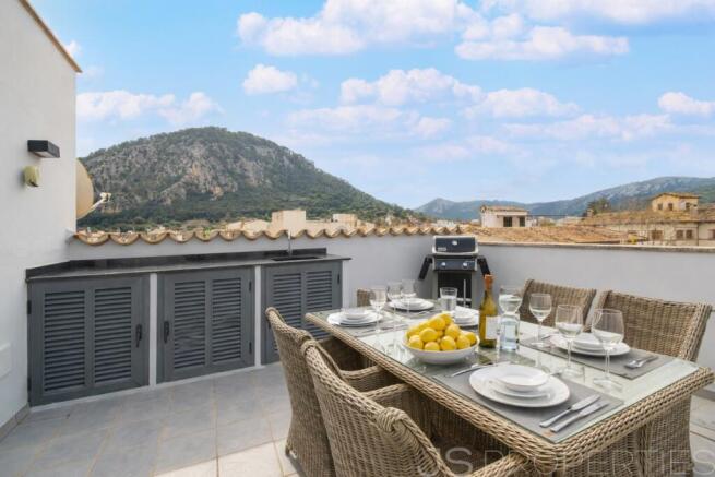Exclusive penthouse for sale in the sought-after town of Pollensa with stunning views