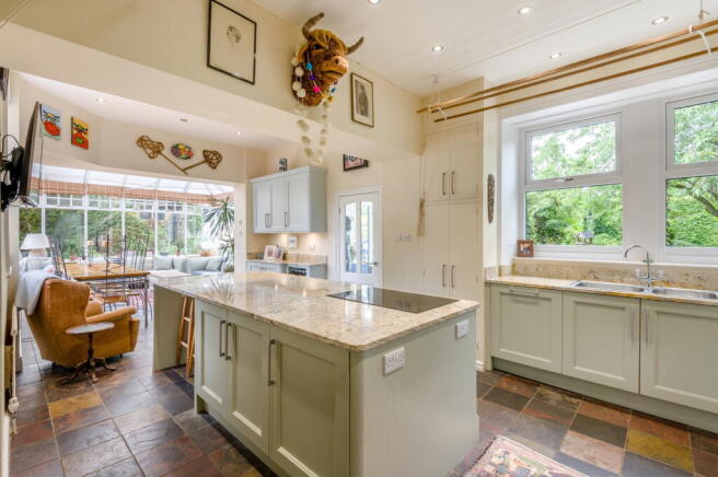 6 bed Detached for sale Image 10