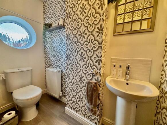 Guests Cloak Room/WC
