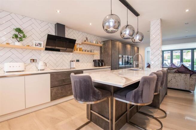 Kitchen / Lounge