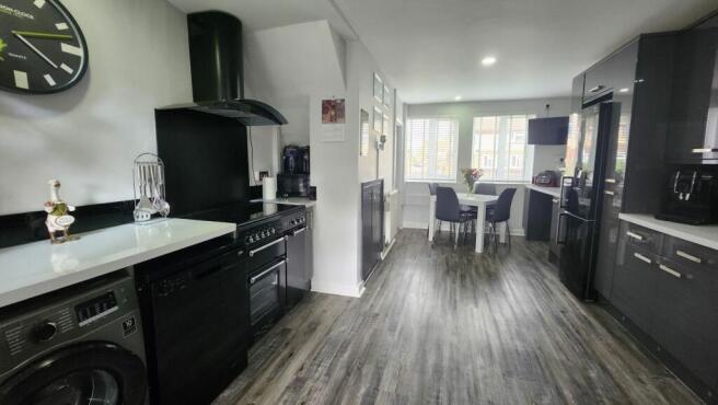 KITCHEN/DINING ROOM
