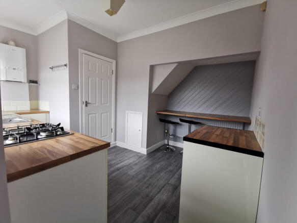 2 bed Semi-Detached to rent Image 4