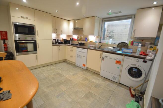 5 bed Terraced to rent Image 4