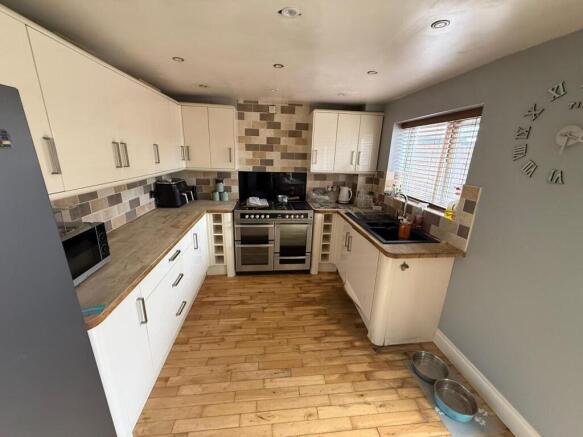 4 bed House for sale Image 4