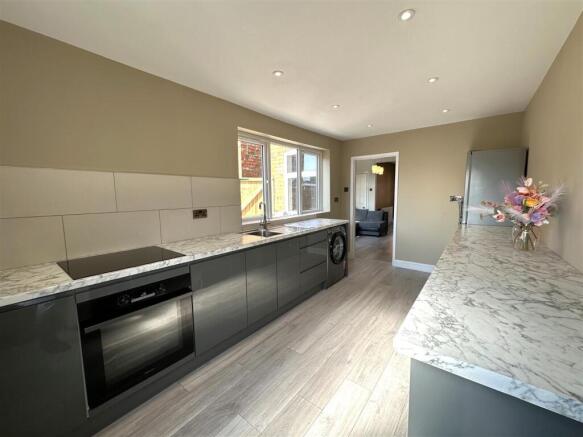 Stylish Contemporary Kitchen 539