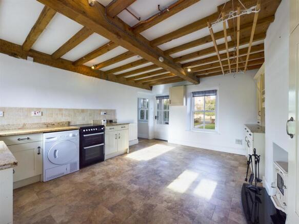 Kitchen (2).jpg