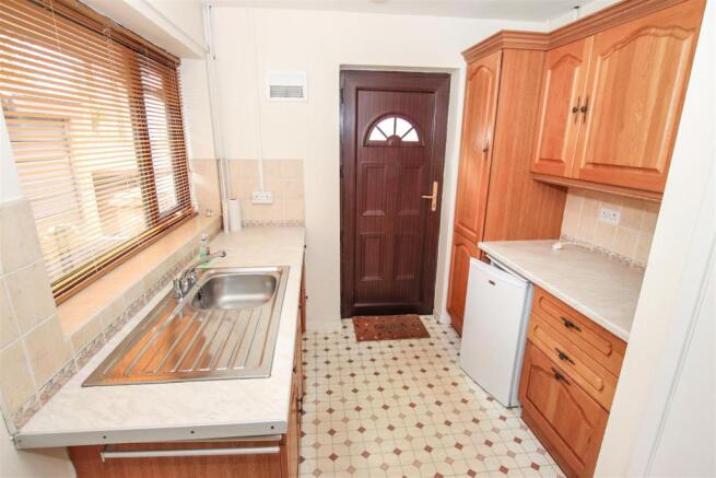 FITTED KITCHEN