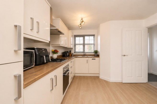 3 bed Semi-Detached for sale Image 4