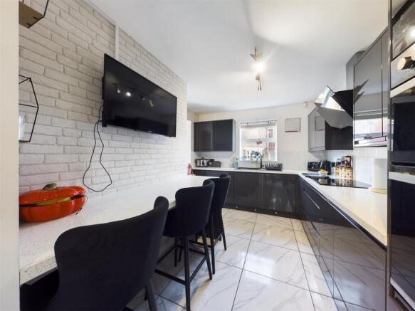 4 bed Detached for sale Image 12