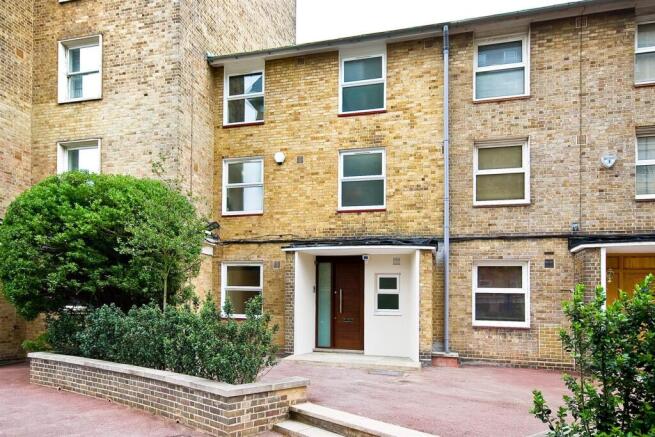 3 court close-ext.jpg