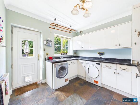 5 bed Detached for sale Image 9