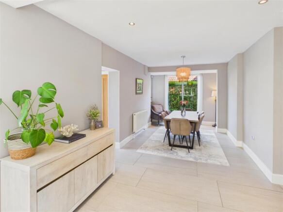 5 bed Detached for sale Image 8