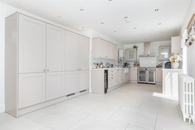 4 bed Detached Bungalow for sale Image 6