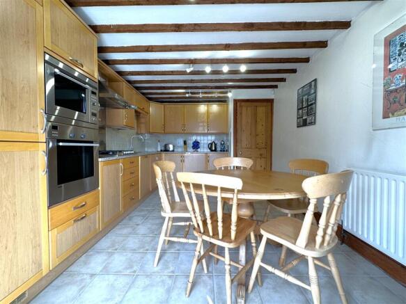 Spacious Dining Kitchen 707