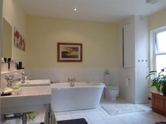 FAMILY BATHROOM