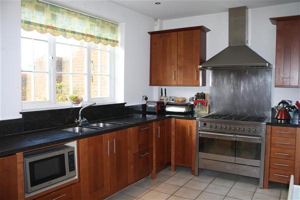 KITCHEN/BREAKFAST