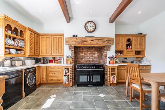 4 bed Detached for sale Image 11