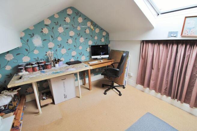 Attic Room / B...