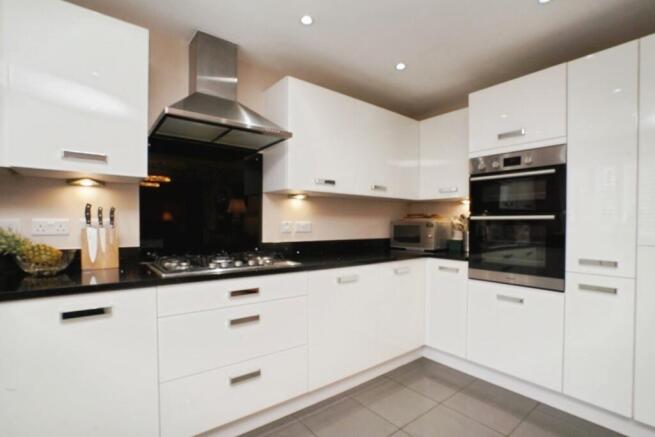 5 bed Detached for sale Image 7