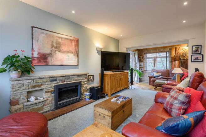 3 bed Detached to rent Image 4