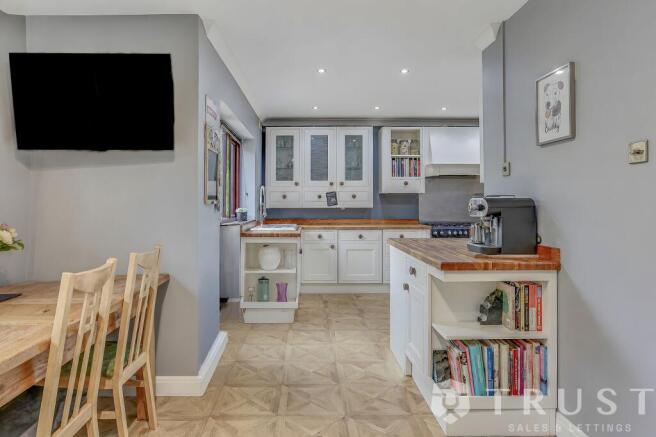 4 bed Semi-Detached for sale Image 6
