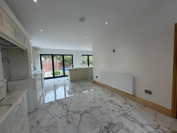 5 bed Detached to rent Image 5