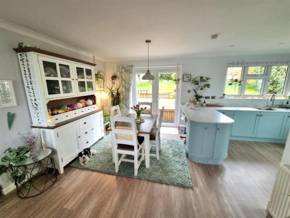 Dining area 1.jpg
