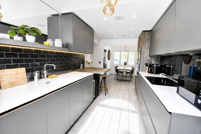 5 bed Detached for sale Image 10