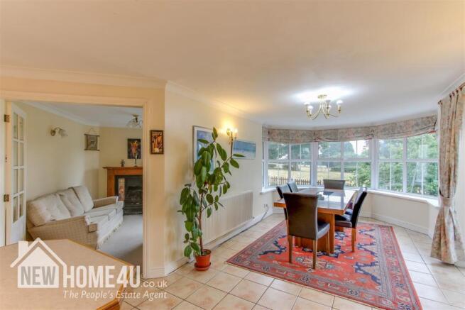 KITCHEN / DINER: