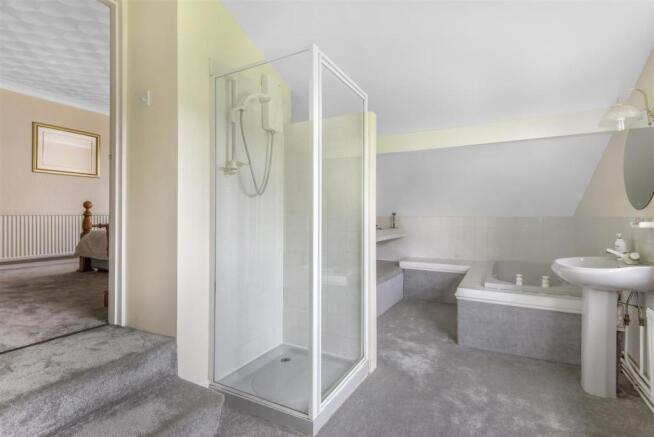 en-suite bathroom.jpg