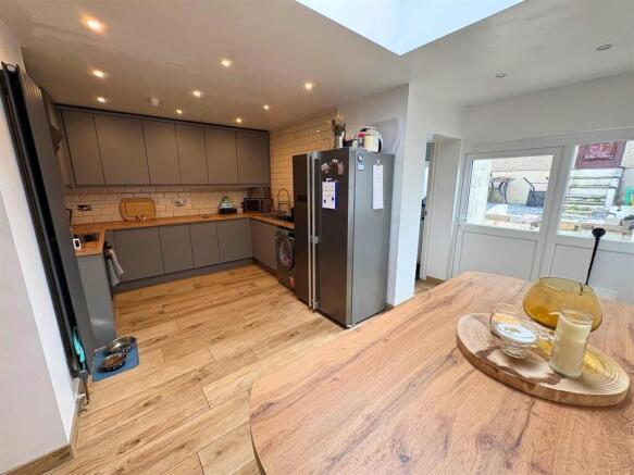 'L' Shaped Kitchen / Breakfast Room