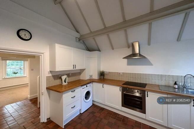 New Kitchen w Built-In Oven, Hob & Washing Machine