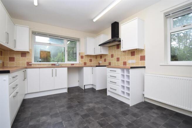 4 bed Detached to rent Image 3