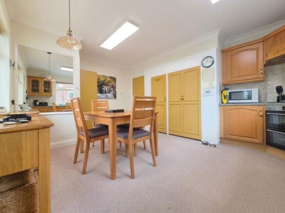 4 bed Semi-Detached for sale Image 4