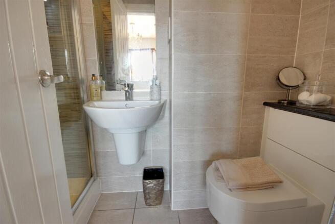 4 bed Detached for sale Image 12