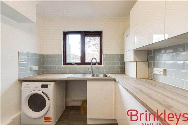 Woburn Close, London, SW19 photo 4