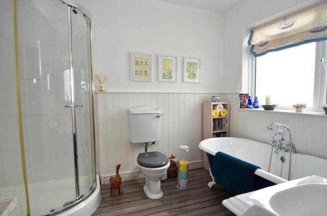 FAMILY BATHROOM