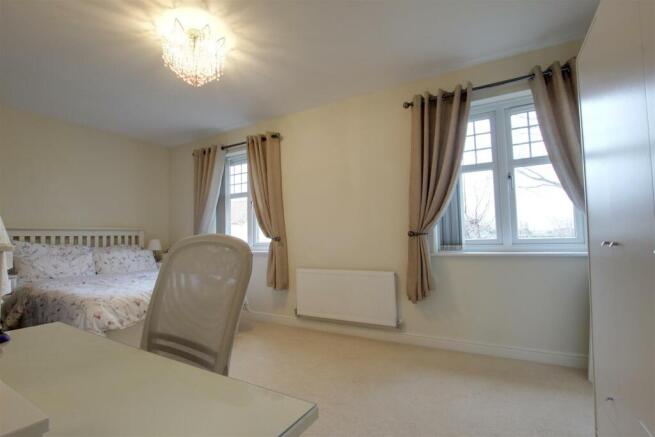 MASTER BEDROOM (FRONT)