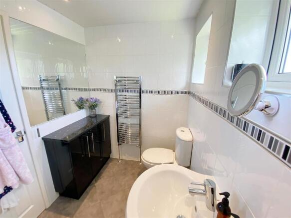 Bathroom 2.jpg