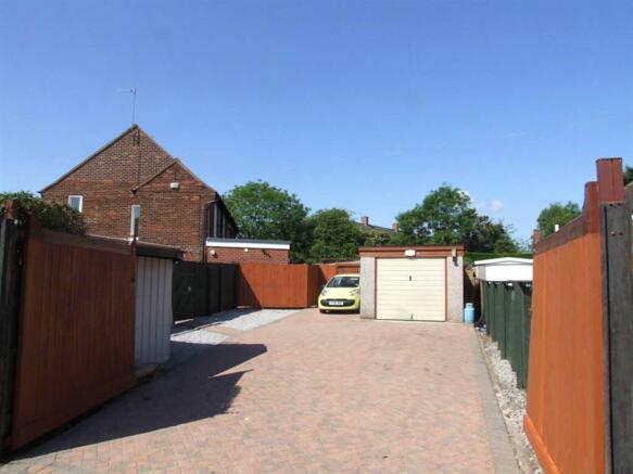 Drive/Garage/Lock-up