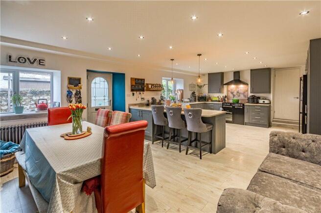 7 bed Link Detached House for sale Image 4