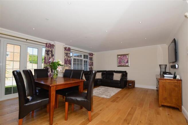 Lounge/Dining Area