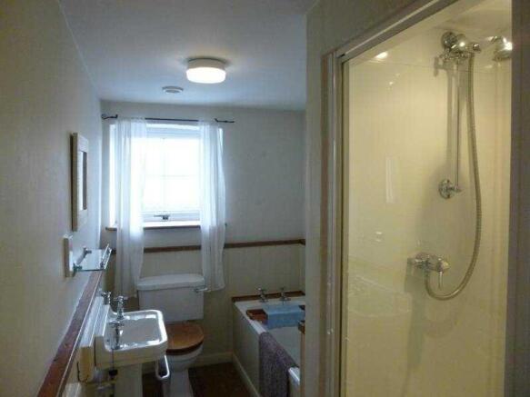 4 Piece Immaculate Bathroom