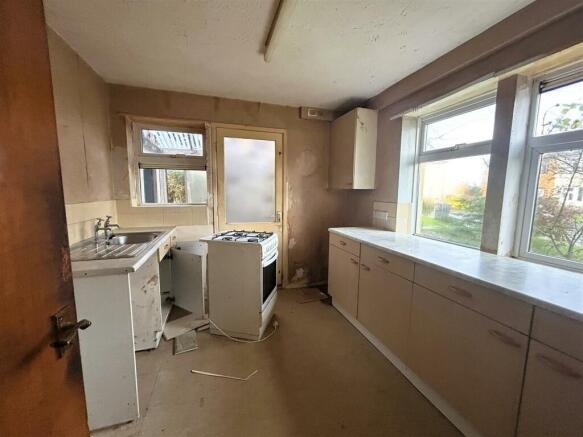 56 Martins Croft - Kitchen.jpg