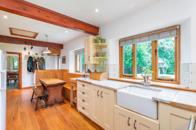 4 bed Detached for sale Image 11