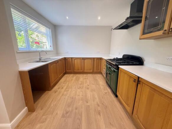 5 bed Semi-Detached to rent Image 4