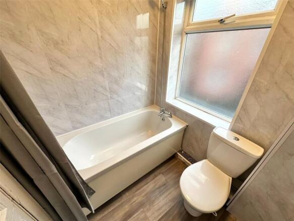 2 bed Terraced to rent Image 6